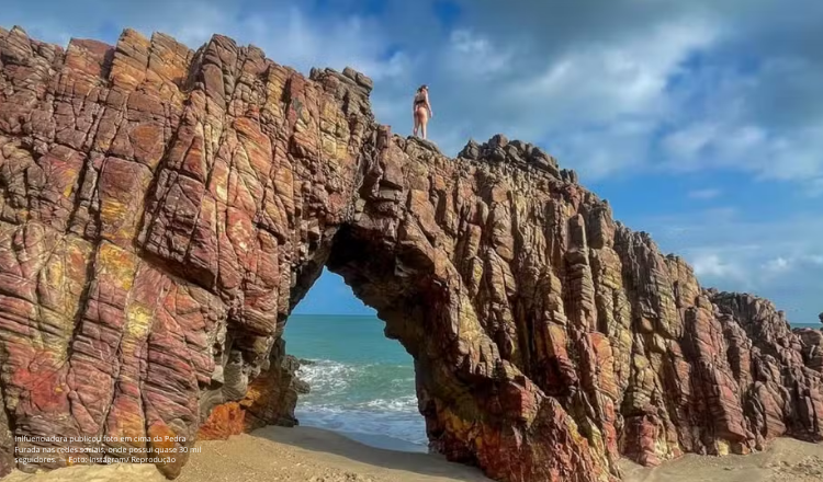 Leia mais sobre o artigo Influenciadora sobe na Pedra Furada de Jeri para foto em rede social; prática é proibida