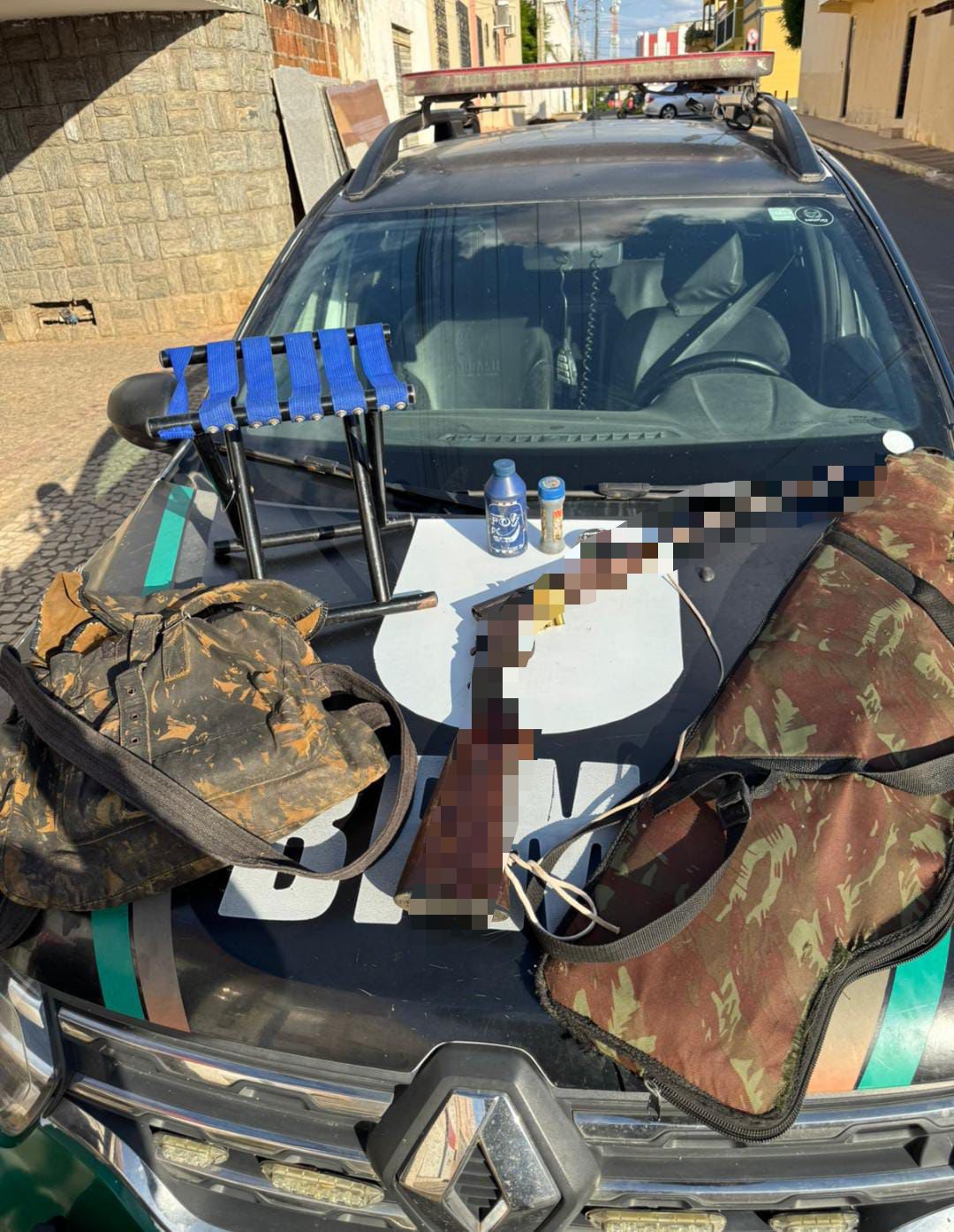 Leia mais sobre o artigo Polícia apreende esp!ngard4 e material de caça na CE-187, em Ipu; homem é preso